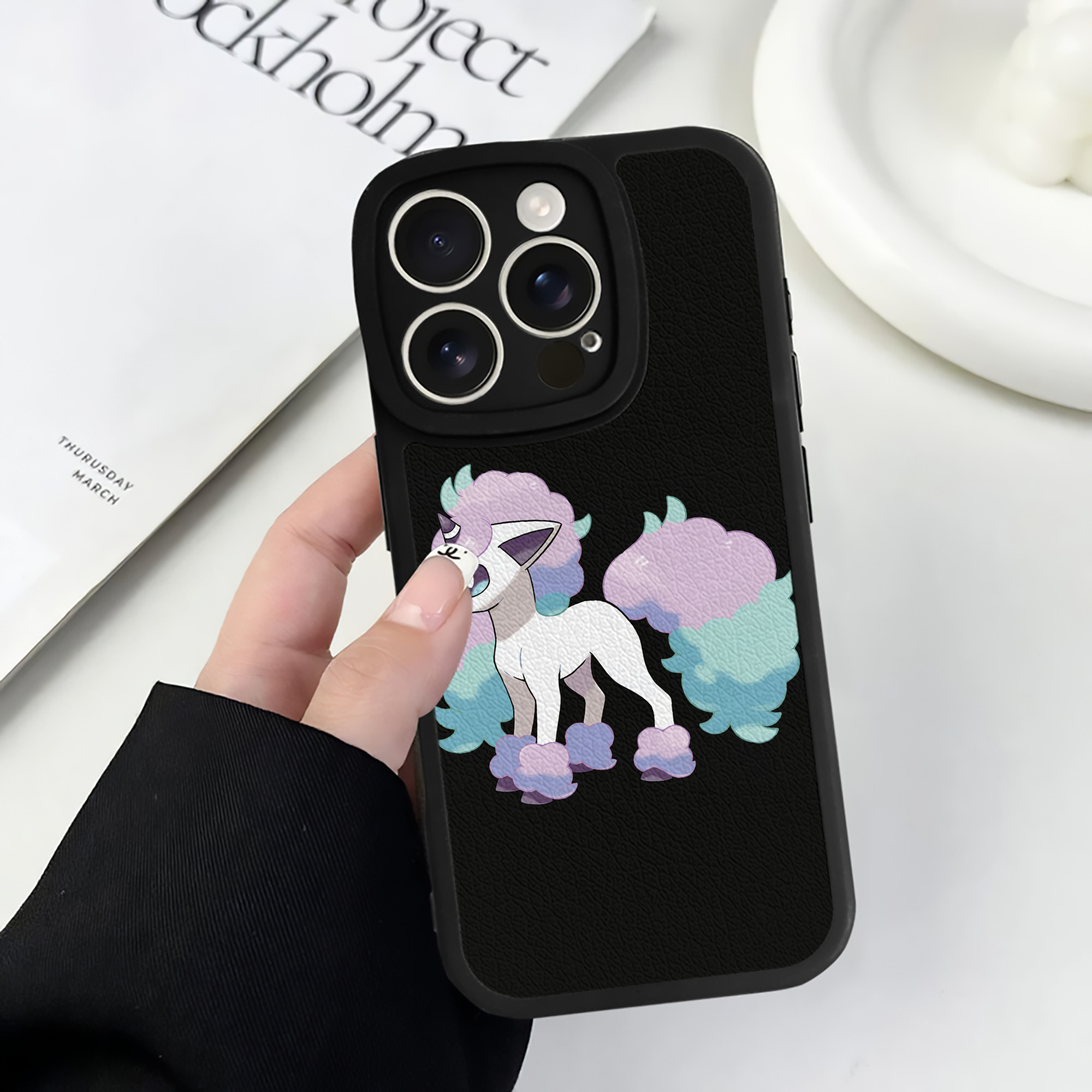 （画像用） ポケットモンスター Pokémon 【iPhone 16シリーズ対応】シリコンスマホケース（レザー調） 材質：シリコン
